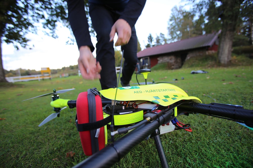FlyPulse AB - dron z defibrylatorem