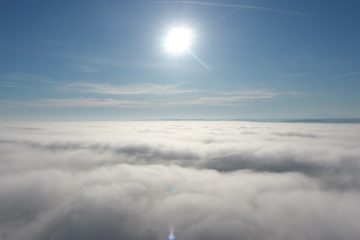 Lot dronem we mgle - 200m nad ziemią