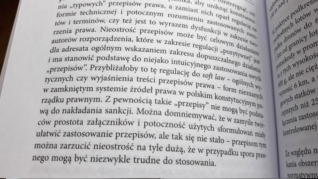 Fragment książki "Prawo dronów" wydawnictwa Wolters Kluwer