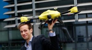 Alec Momont i jego dron ratowniczy z wbudowanym defibrylatorem