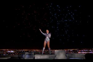 Lady Gaga z dronami Intela podczas występu na Super Bowl 2017