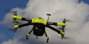 FlyPulse AB - dron z defibrylatorem
