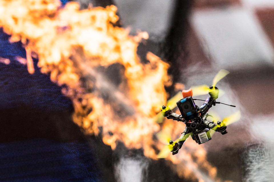 RotoRacer Slim - dron Macieja Poschwalda podczas wyścigów Red Bull DR.ONE