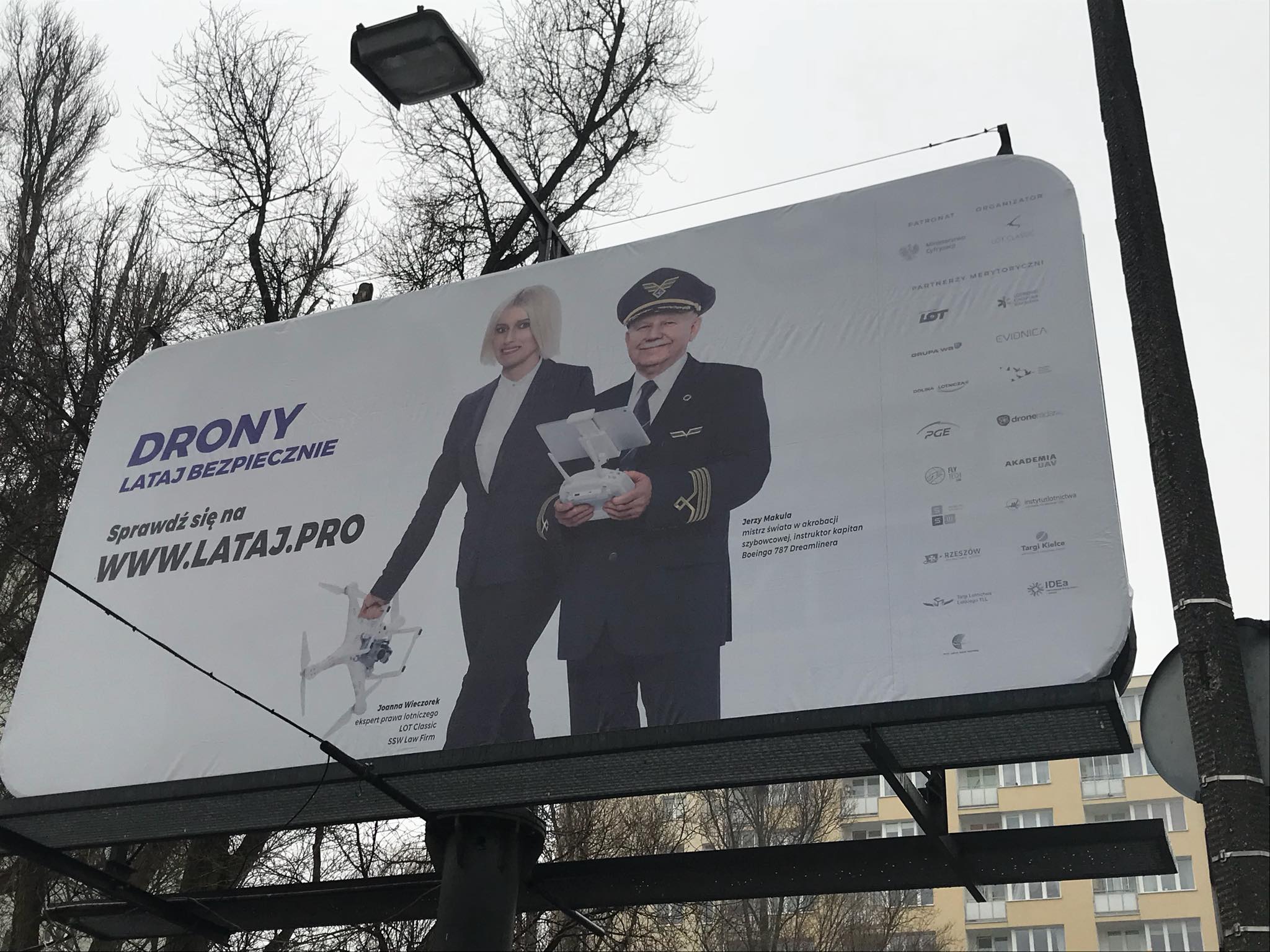 "Drony - lataj bezpiecznie" - billboard