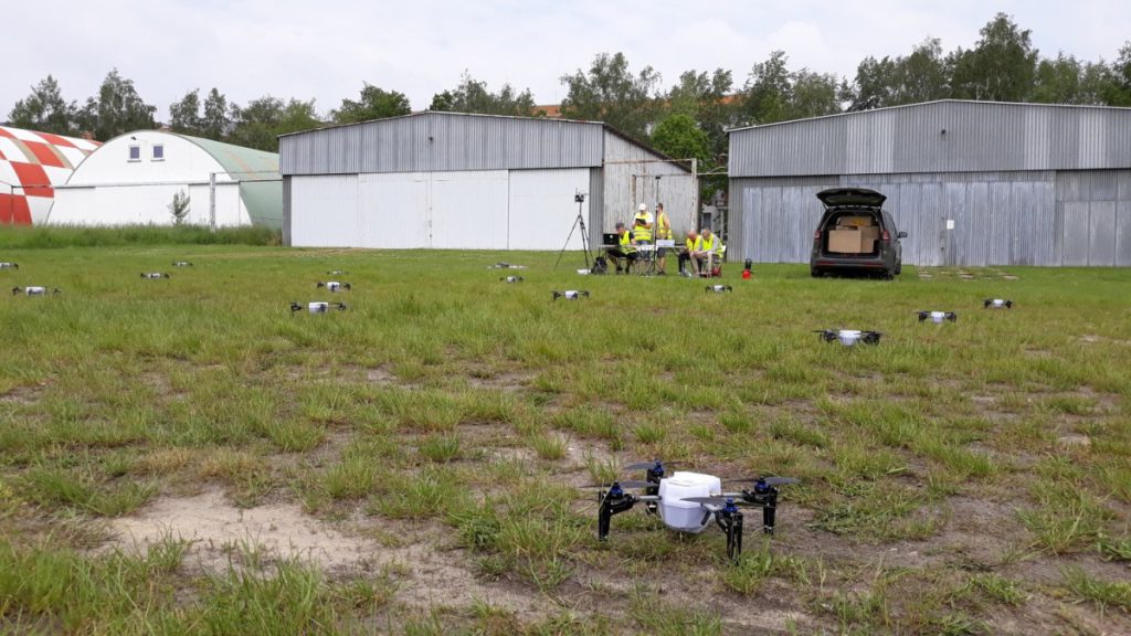 Pokaz roju dronów - Dron Show firmy DroneLand.pl - Droniada 2019