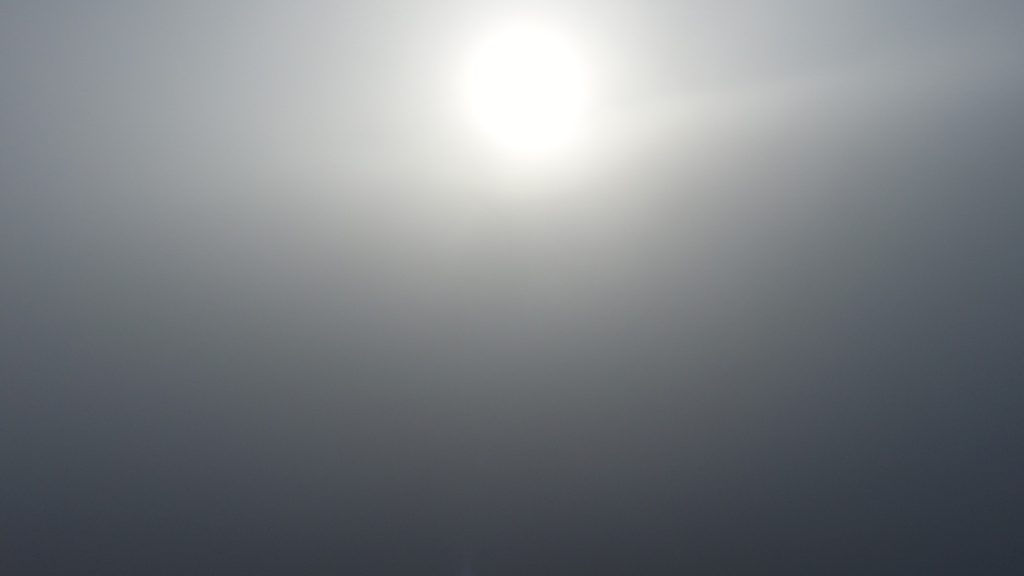 Lot dronem we mgle - 100m nad ziemią