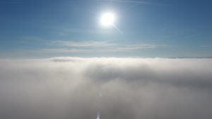 Lot dronem we mgle - 150m nad ziemią