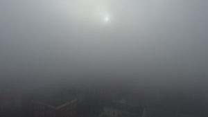 Lot dronem we mgle - 50m nad ziemią