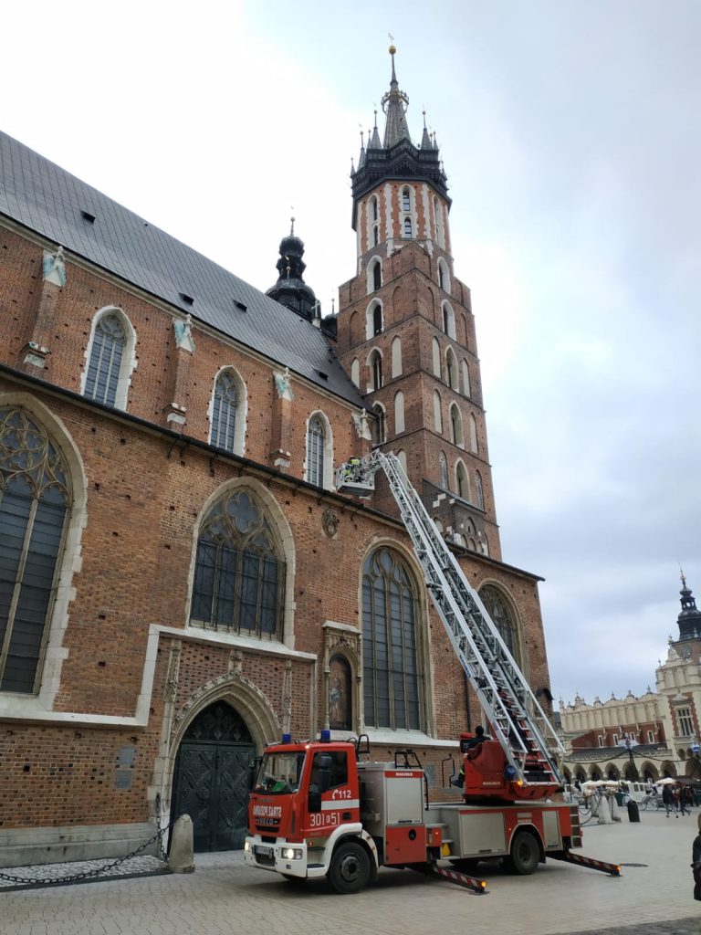 Dron na dachu Kościoła Mariackiego w Krakowie