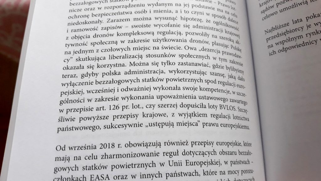 Fragment książki "Prawo dronów" wydawnictwa Wolters Kluwer