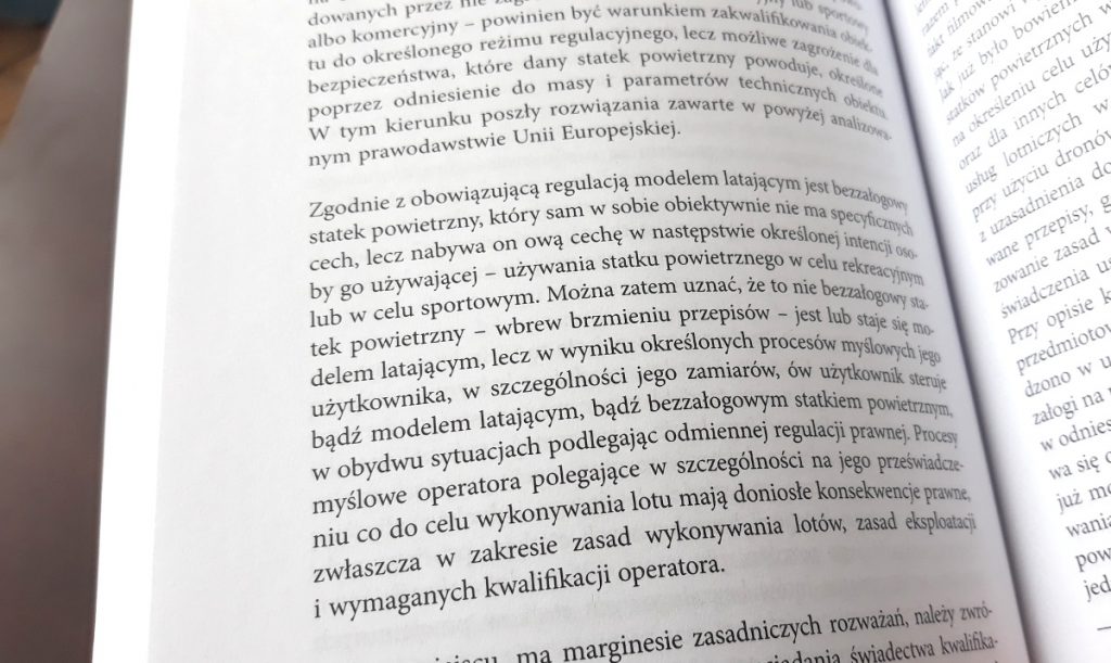 Fragment książki "Prawo dronów" wydawnictwa Wolters Kluwer