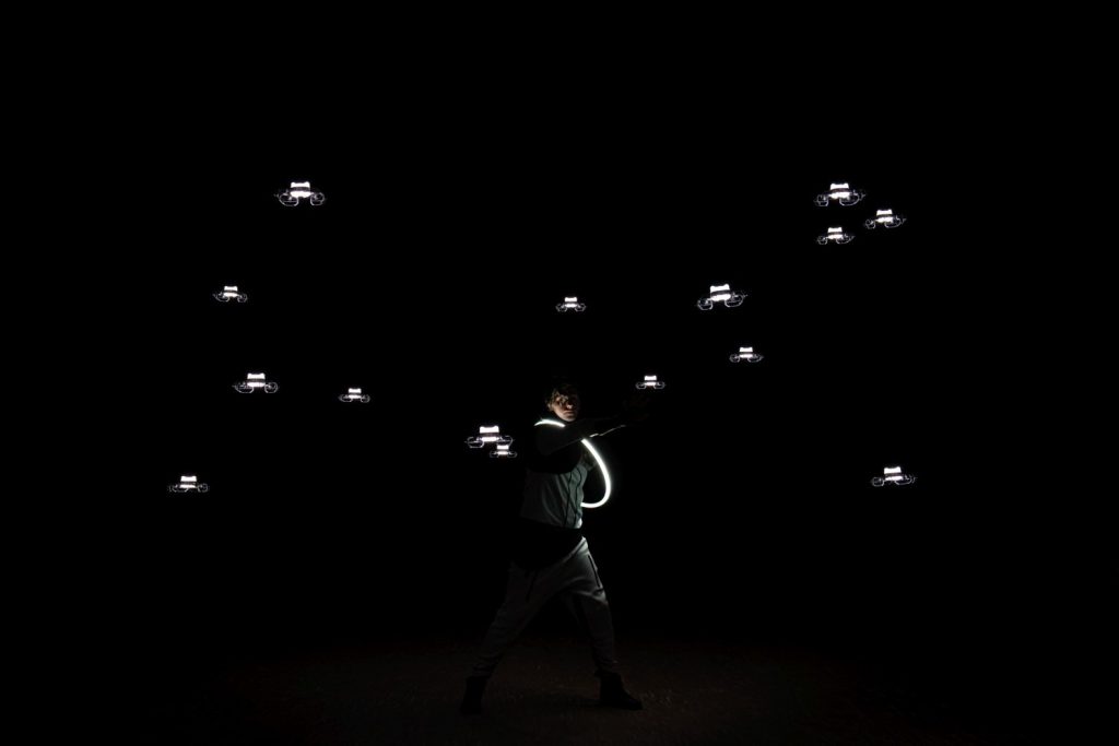 Indoor drone light show - ASTRANATE i grupa artystów MultiVisual